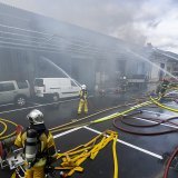 Une dizaine de lances ont été nécessaires pour contenir l'incendie qui a ravagé dimanche après-midi un entrepôt à Vernier (GE).